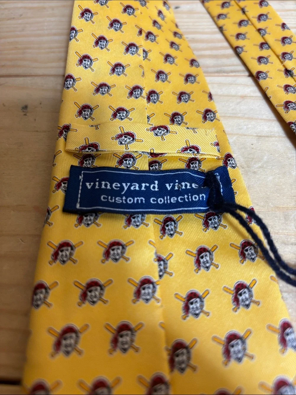 Vineyard Vines Pittsburg Pirates neck tie